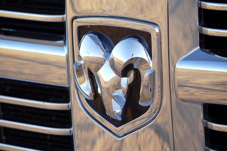  Dodge Ram 3500 Laramie Mega Cab 2010 года  (фото 2 из 37)
